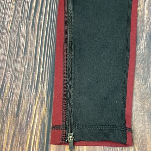 Zella Black & Maroon Color Block Leggings With Mesh & Leg Zipper Details- Sz XS - Picture 6 of 8